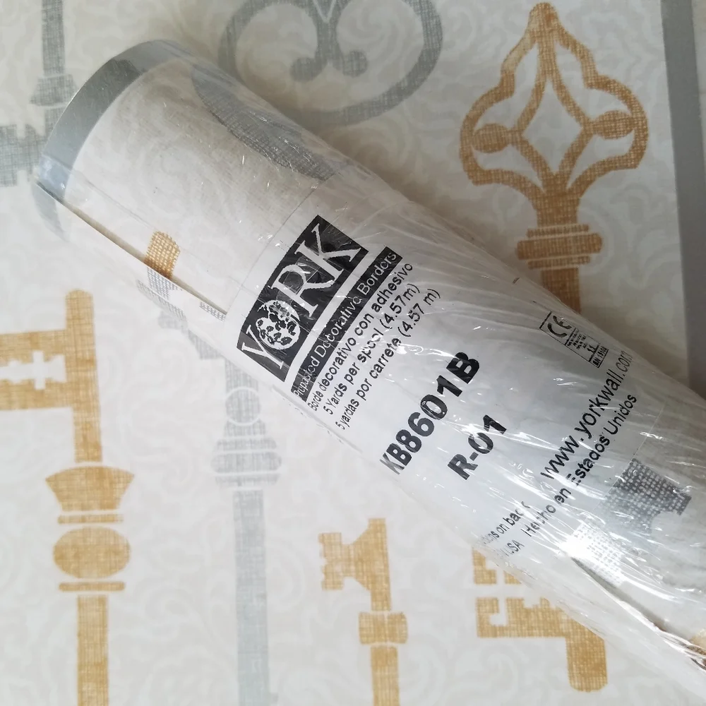 Wallpaper Border - Gold and Silver Keys